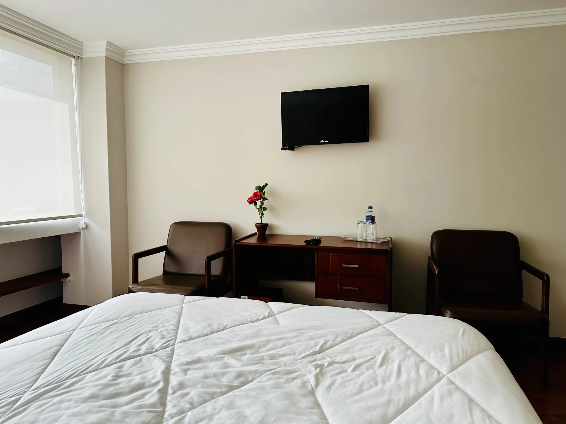 Habitación con TV y escritorio