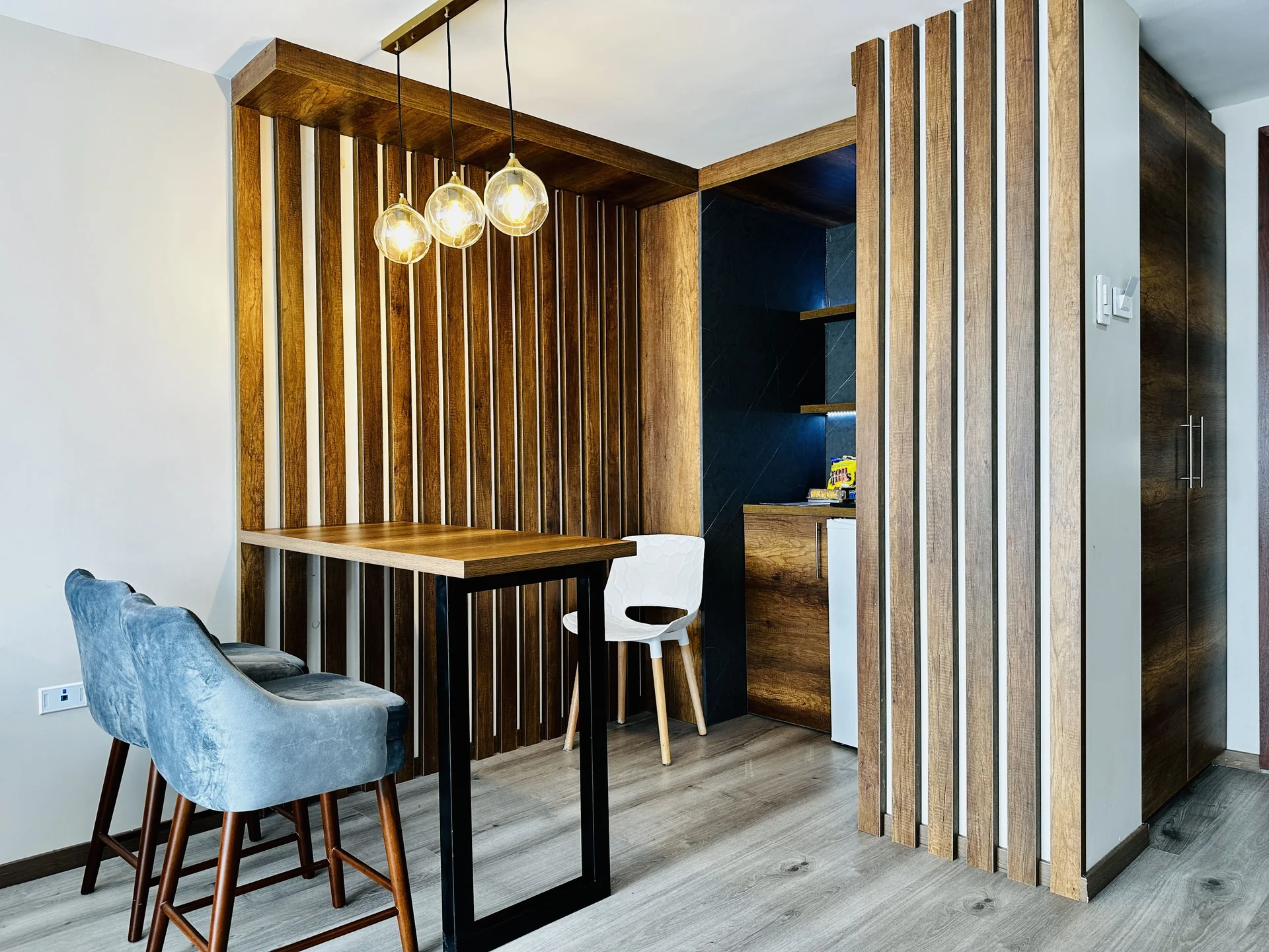 Lobby con divisores de madera